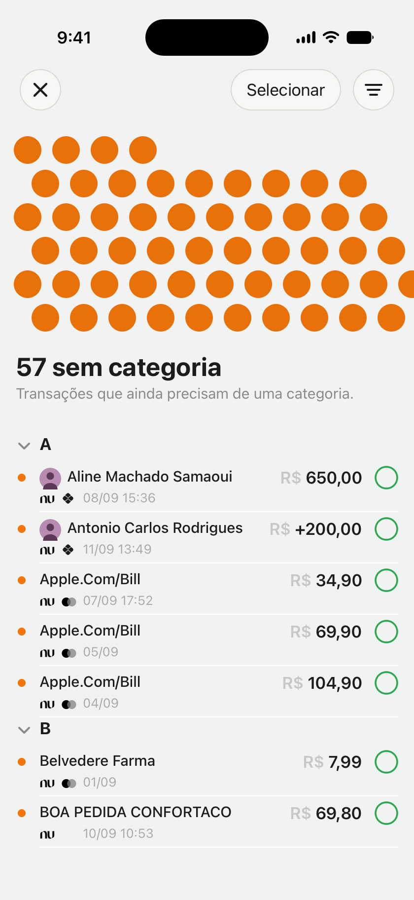 A triagem: 57 transações sem categoria representadas como bolinhas laranja, e a lista delas em ordem alfabética, cada uma com um círculo para marcar.